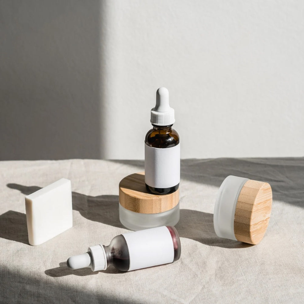 <h2>Derm'Oliban VS les soins classiques anti-taches : <em>La différence entre traiter la cause... ou masquer le problème.</em></h2>